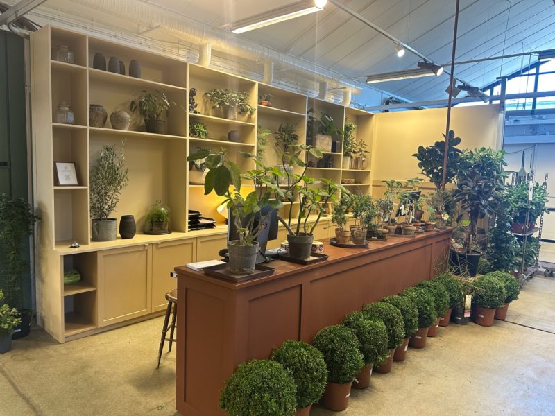 Platsbyggd bokhylla och kassadiskTill Gustavshill har vi byggt om deras entré med en platsbyggd bokhylla samt kassadisk. Färgerna har de valt för att harmonisera med deras företagsfärger. Platsbyggd bokhylla och kassadiskTill Gustavshill har vi byggt om deras entré med en platsbyggd bokhylla samt kassadisk. Färgerna har de valt för att harmonisera med deras företagsfärger.